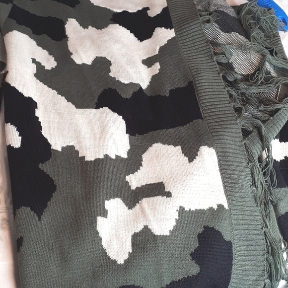 ARDENE Women's Camouflage Fringe Sweater Cardigan Size XS NWOT - Picture 2 of 3